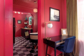 The Swan - Vibrant East Hill Getaway